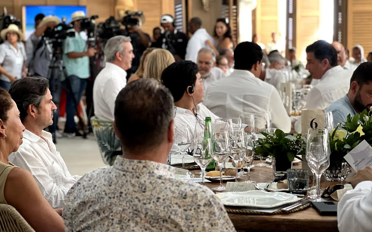 Retiro ejecutivo y reunión corporativa multilingüe en Samaná