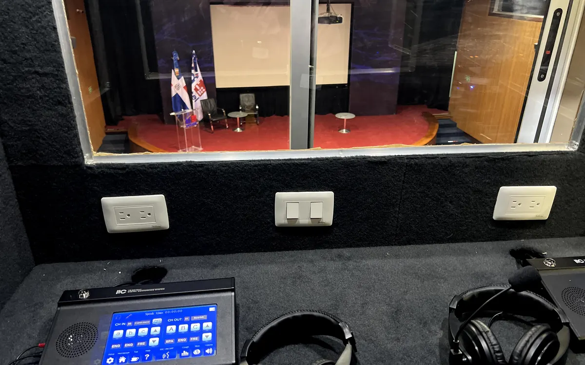 Cabina de interpretación en operación para conferencia en Puerto Plata