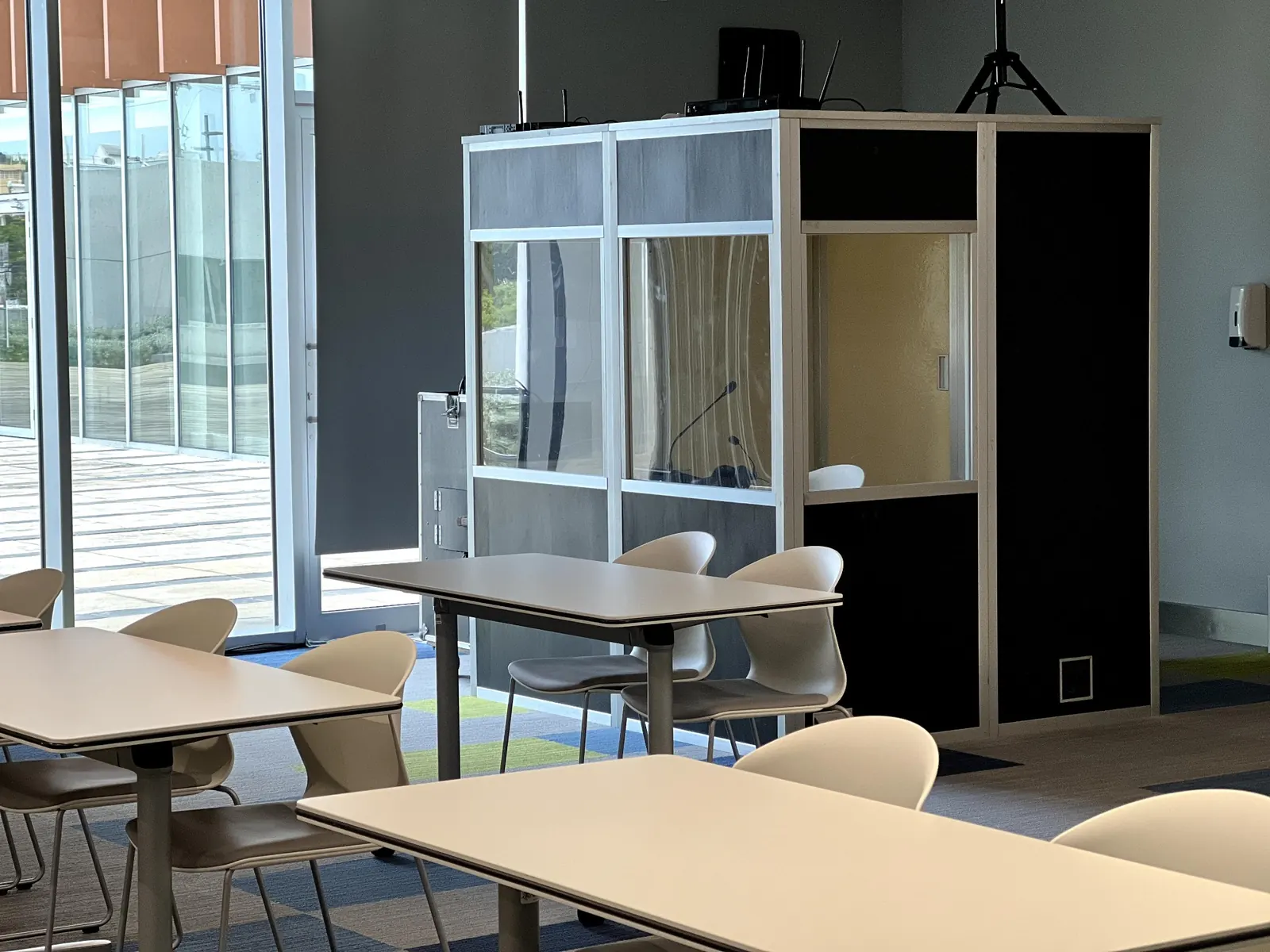 Cabina de interpretación instalada para eventos multilingües en República Dominicana