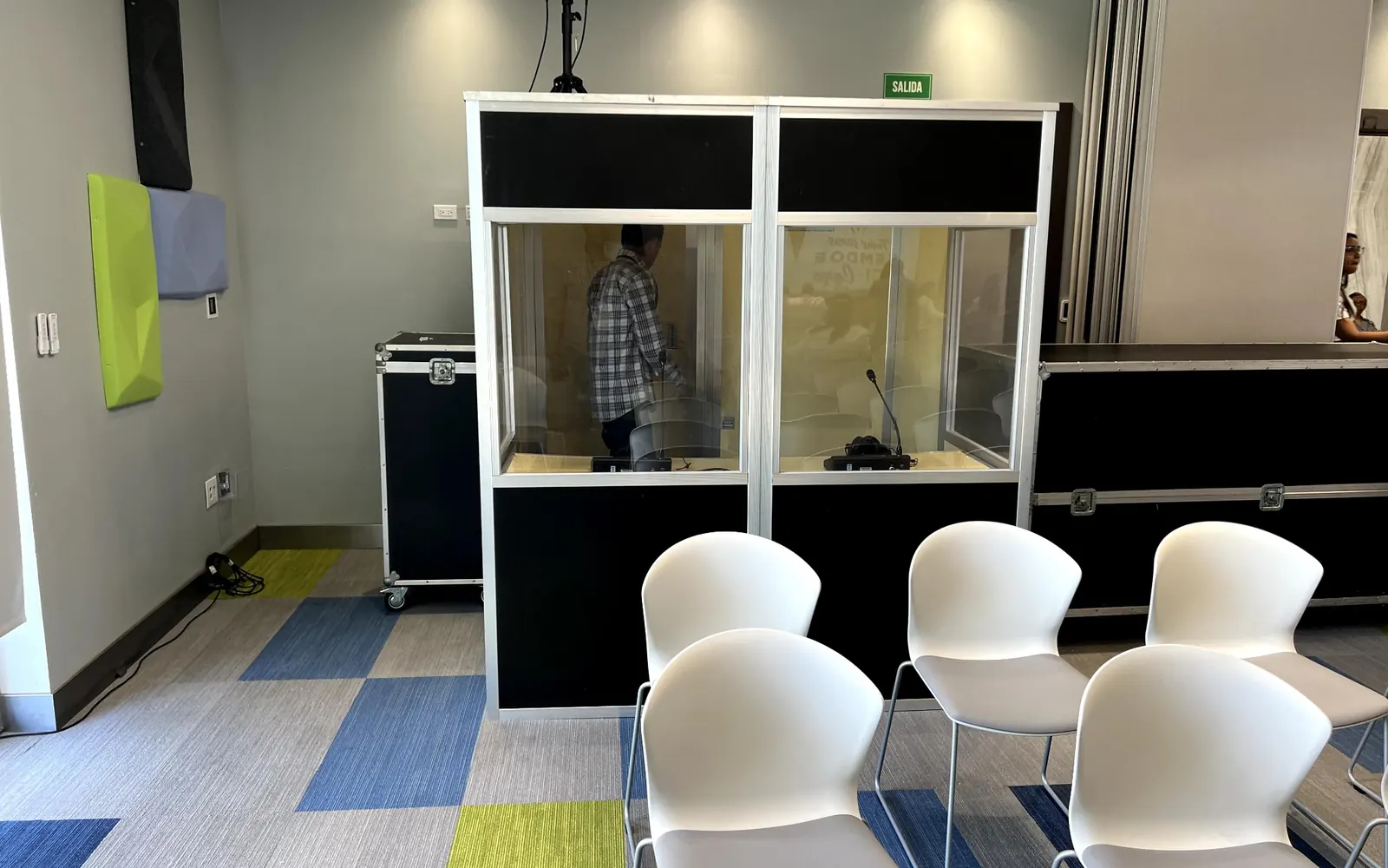 Cabina de interpretación en salón de conferencias en República Dominicana