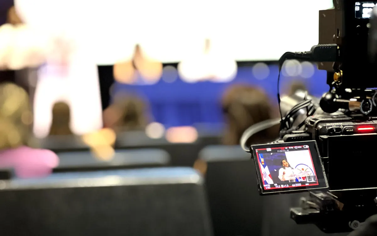 Cámara profesional para conferencia híbrida con transmisión, interpretación y soporte audiovisual