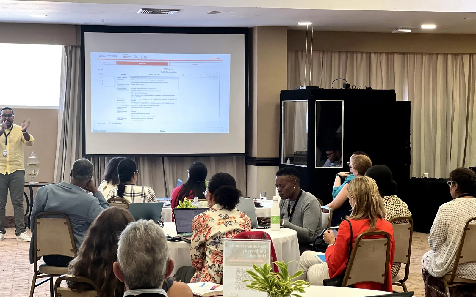 Interpretación para capacitaciones técnicas con proyección y cabina en República Dominicana