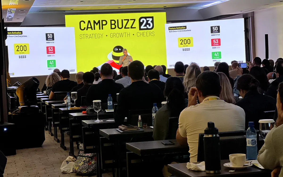 Capacitación de software y tecnología con equipos en sala