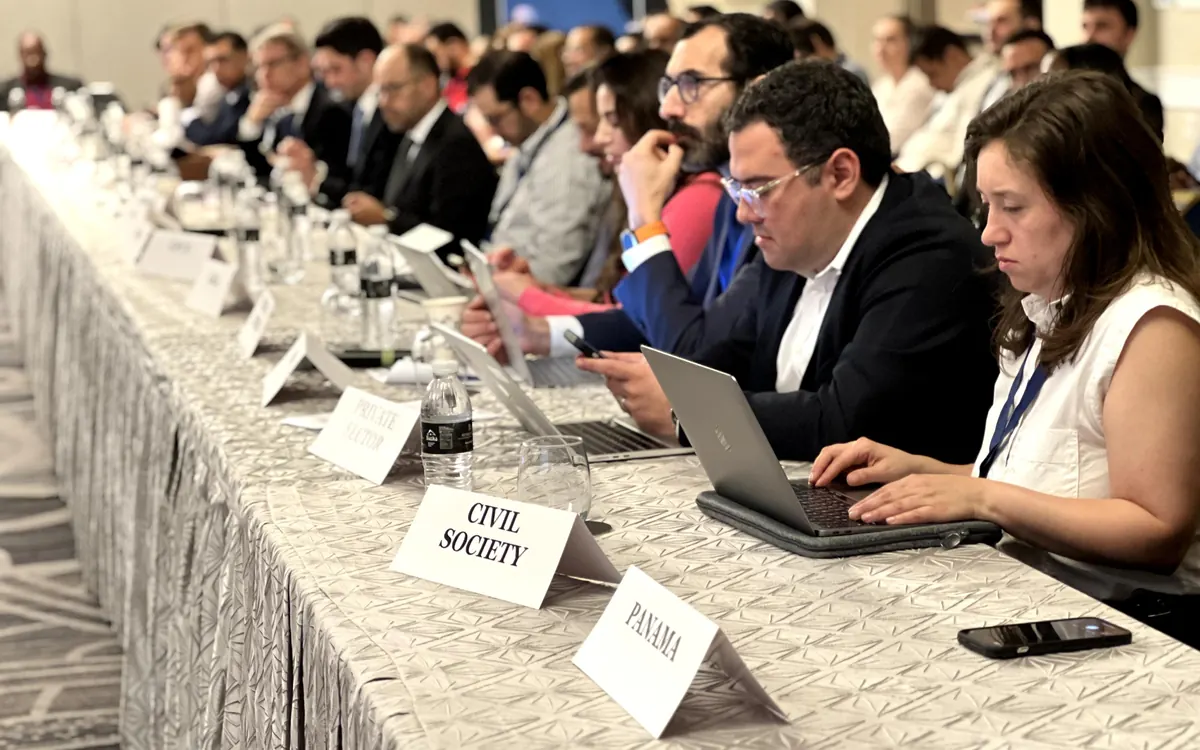 Conferencia con delegados e interpretación simultánea para eventos híbridos multilingües