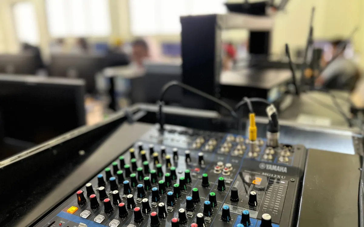 Consola de audio para eventos híbridos con interpretación simultánea y soporte técnico profesional