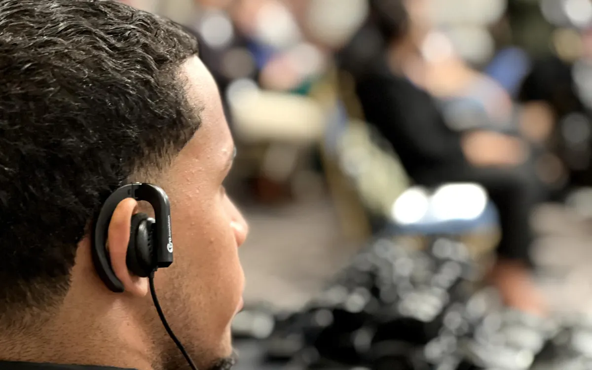 Equipos para interpretación por canales de audio en eventos multilingües