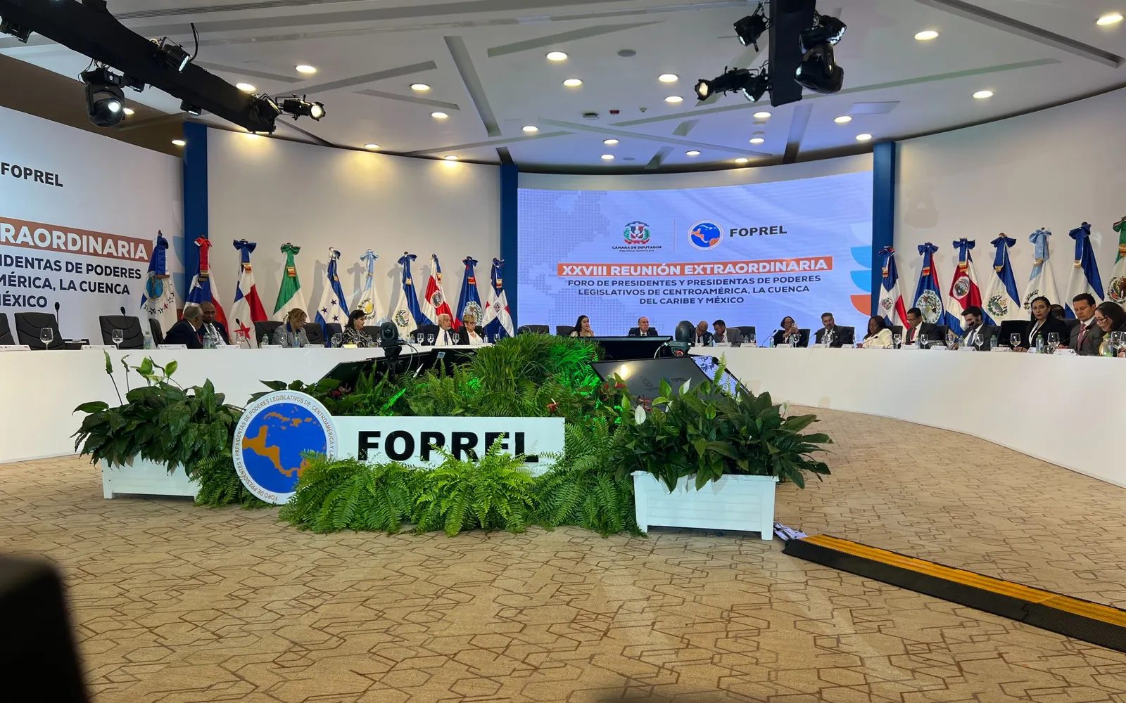 Foro internacional con interpretación simultánea para eventos multilingües en República Dominicana