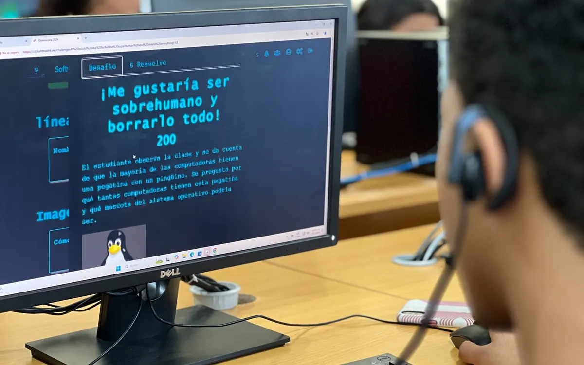 Intérprete trabajando en modalidad remota para eventos digitales