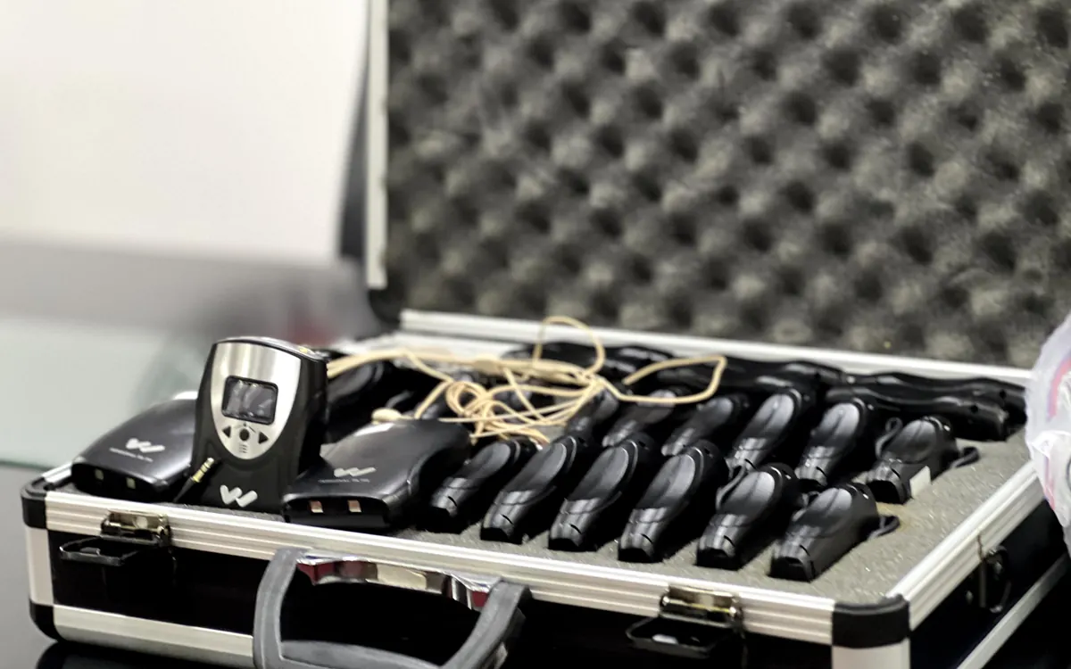 Maletín con receptores para interpretación simultánea en eventos