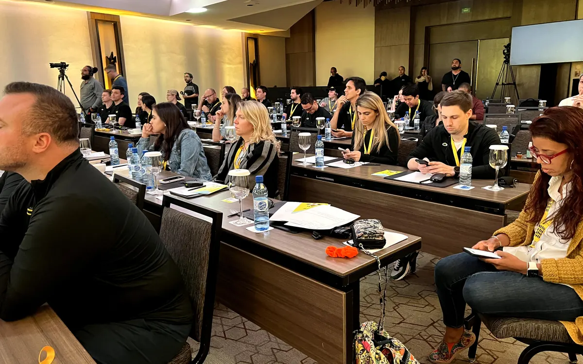 Mesa ejecutiva para evento multilingüe en La Romana y Casa de Campo