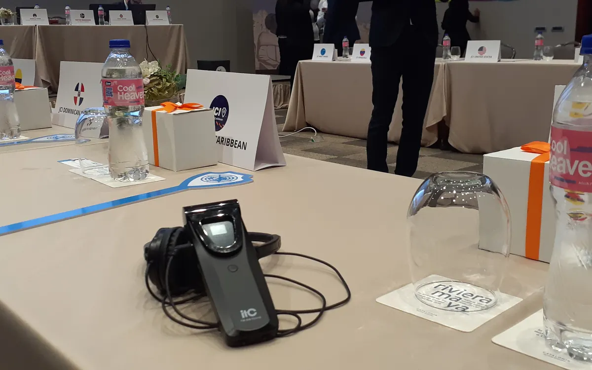 Materiales de evento y receptor de interpretación para preparar una cotización en Punta Cana