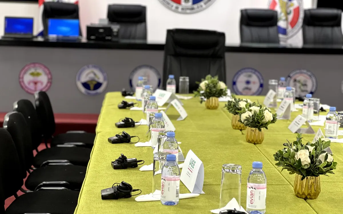 Mesa principal de foro institucional con interpretación profesional