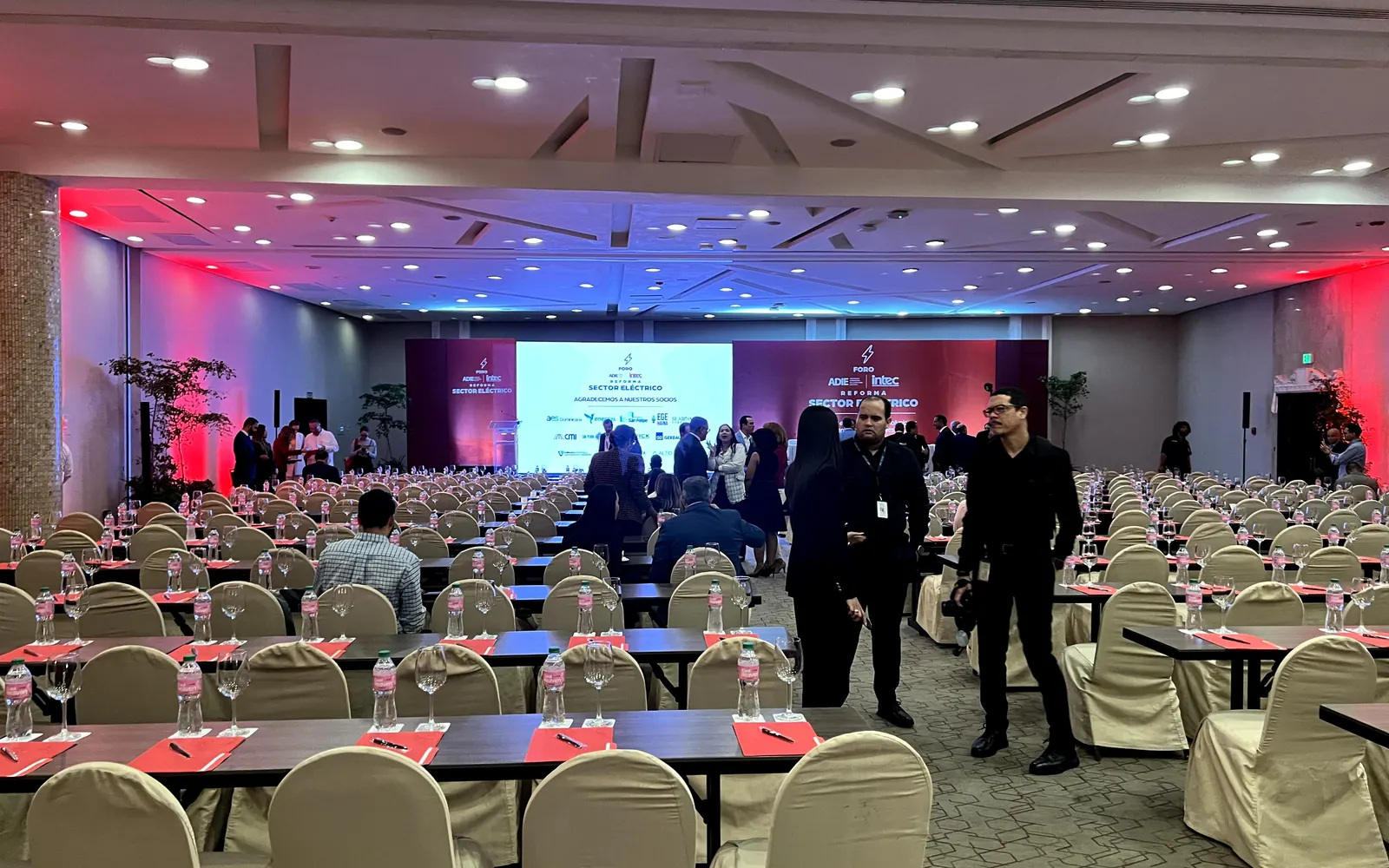 Salón de conferencias en hotel o resort para evento multilingüe en Punta Cana