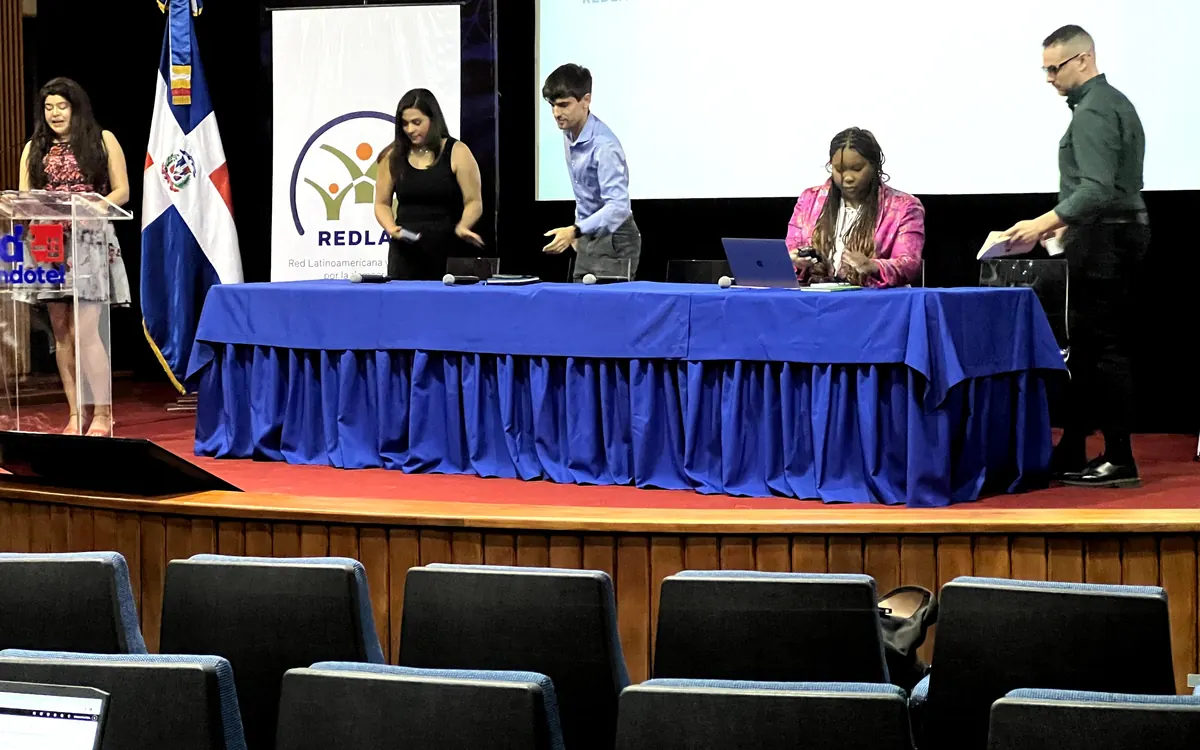 Interpretación para eventos institucionales con panel y audiencia en República Dominicana