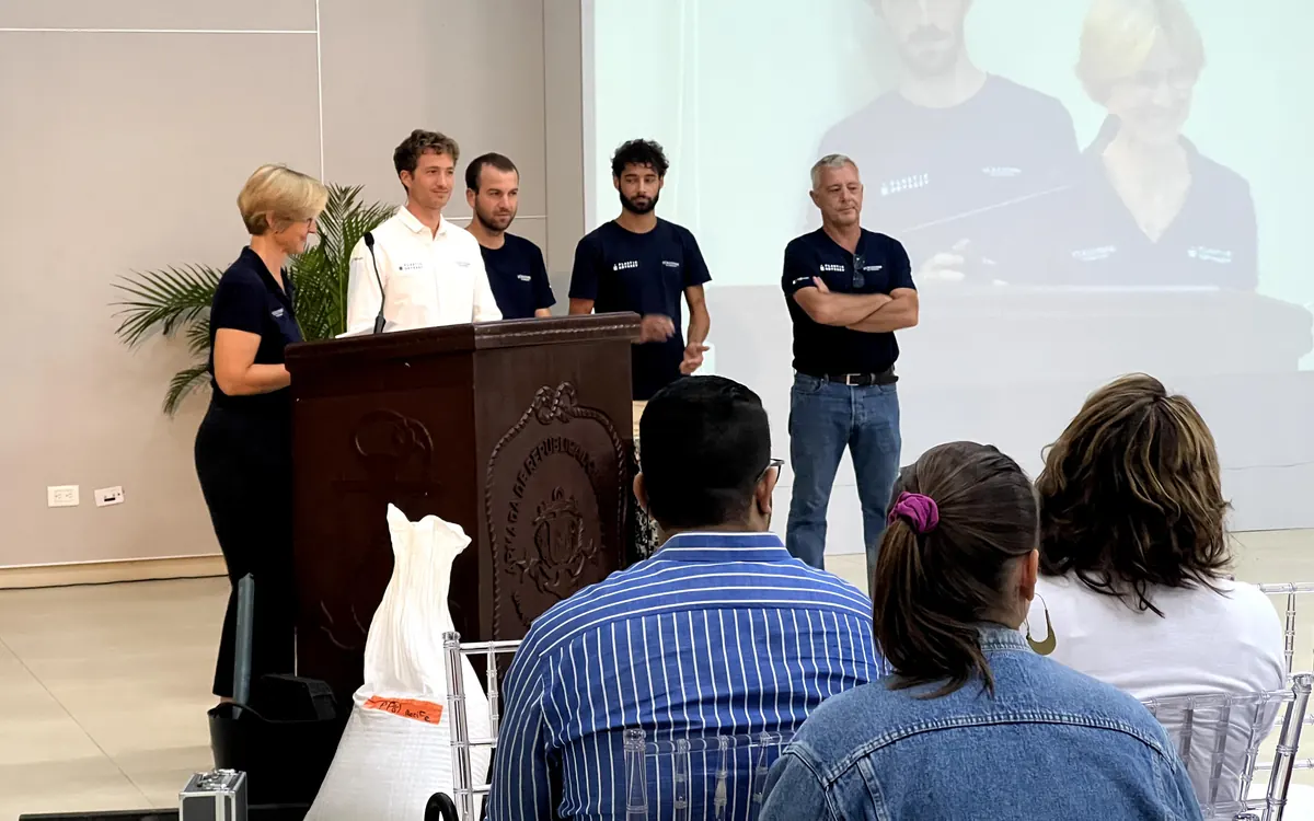 Presentación técnica con interpretación para capacitaciones híbridas y eventos de formación