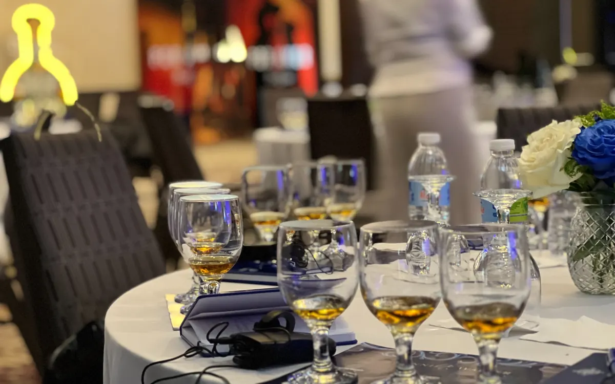 Reunión corporativa con receptores de interpretación simultánea