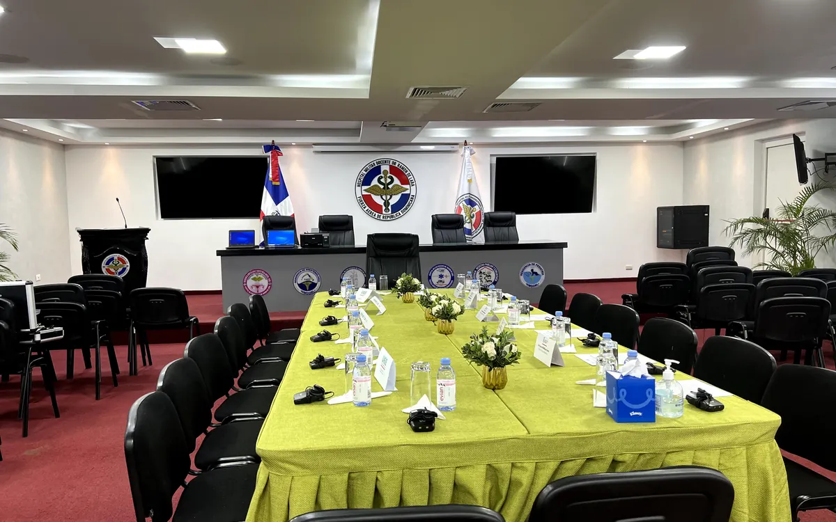 Reunión de cooperación internacional con interpretación institucional