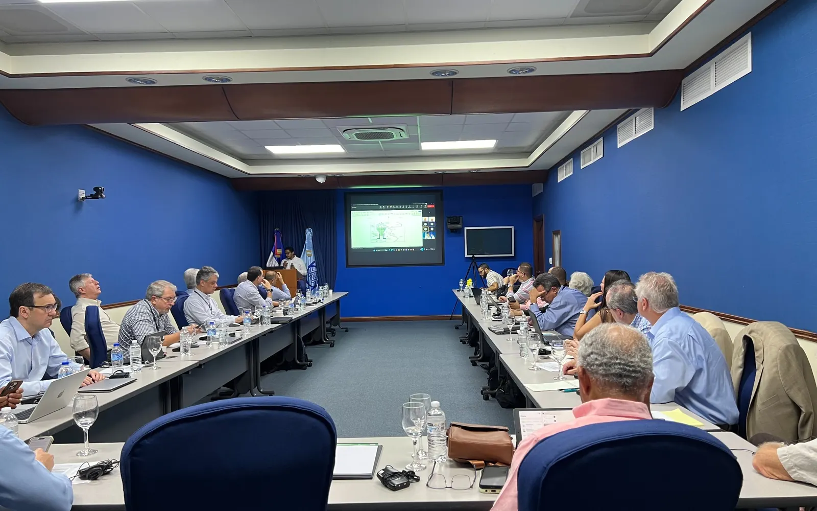 Encuentro institucional con interpretación simultánea en Samaná