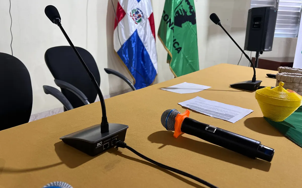 Sistema de conferencias con micrófonos para reuniones institucionales y eventos