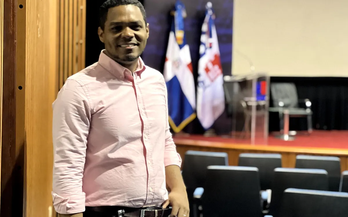 Coordinador técnico revisando montaje para interpretación simultánea en Puerto Plata